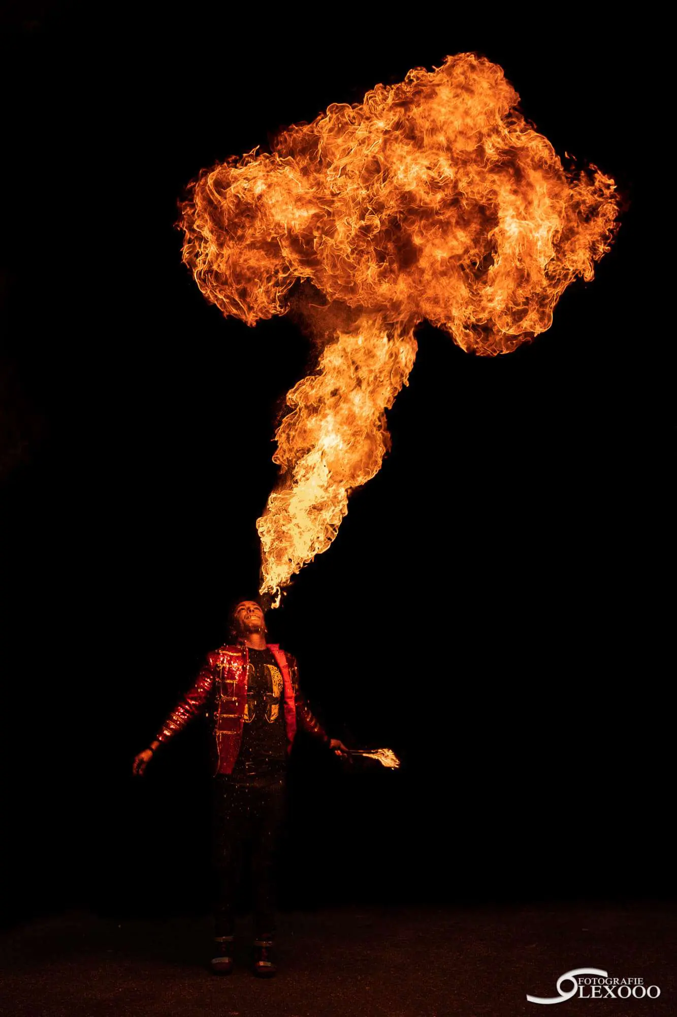 Vuurspuwer Nuno Vuurshow Boeken Spectaculaire Vuurshow door Vuurspuwer Nuno